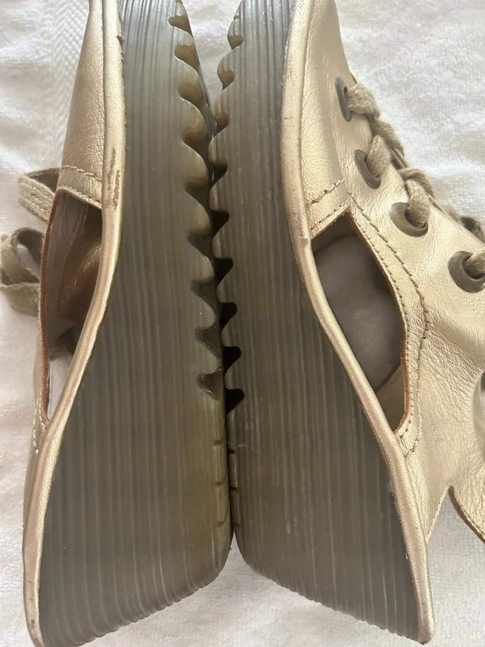 FLY LONDON SHOES - Picture 2 of 4